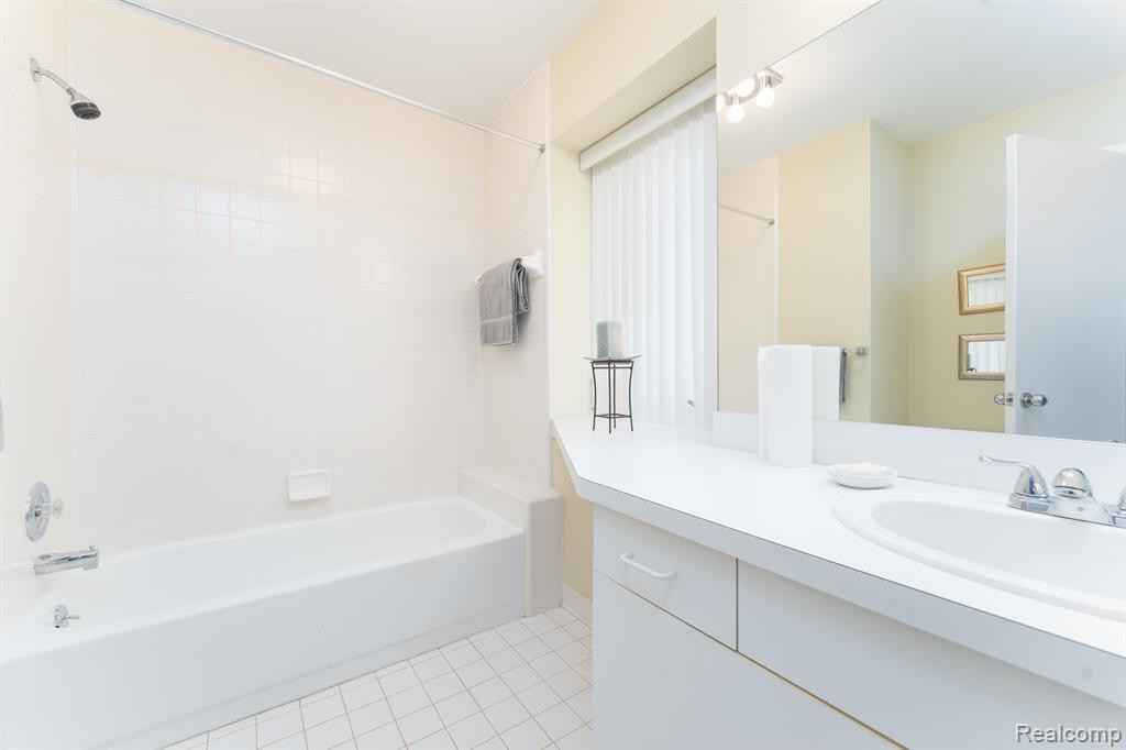 5669 E HILLCREST Circle, West Bloomfield, MI — Photo 22