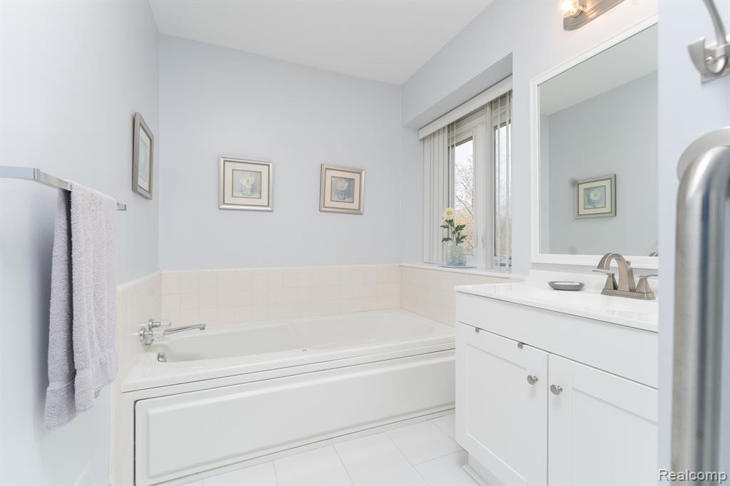 5669 E HILLCREST Circle, West Bloomfield, MI — Photo 24