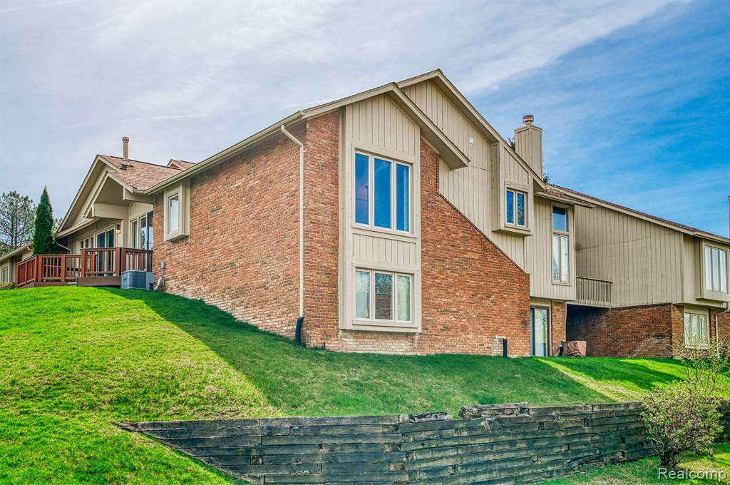 5669 E HILLCREST Circle, West Bloomfield, MI — Photo 31
