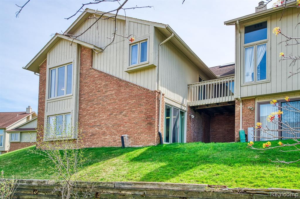 5669 E HILLCREST Circle, West Bloomfield, MI — Photo 32