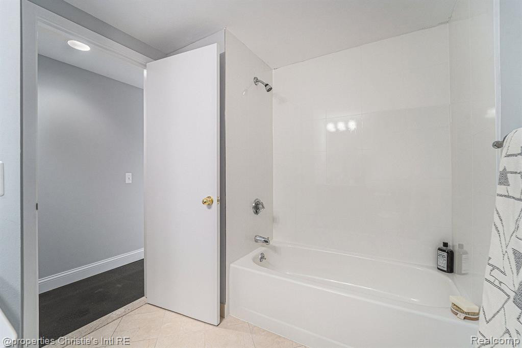 3320 Spinnaker Lane, 7B, Detroit, MI 48207 — Photo 16