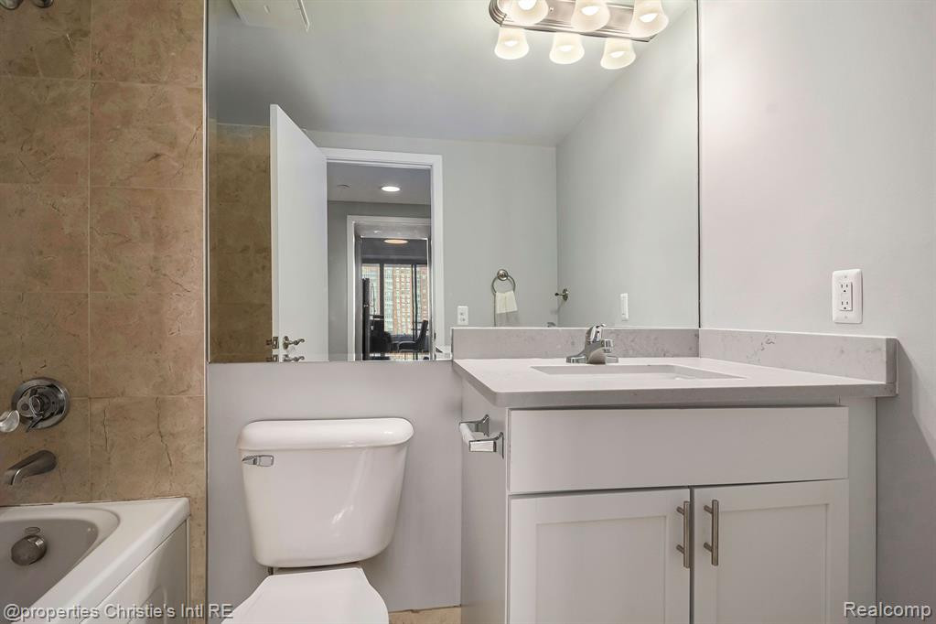 3320 SPINNAKER Lane, 8A, Detroit, MI 48207 — Photo 16