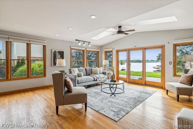 2547 S COMMERCE Road, Wolverine Lake, MI 48390 — Photo 2