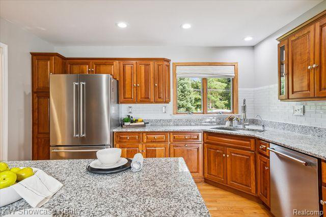 2547 S COMMERCE Road, Wolverine Lake, MI 48390 — Photo 11