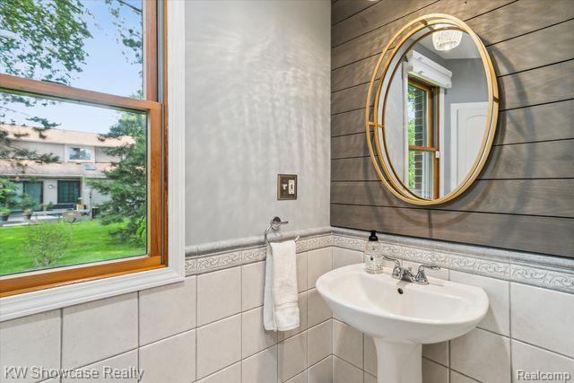 2547 S COMMERCE Road, Wolverine Lake, MI 48390 — Photo 19