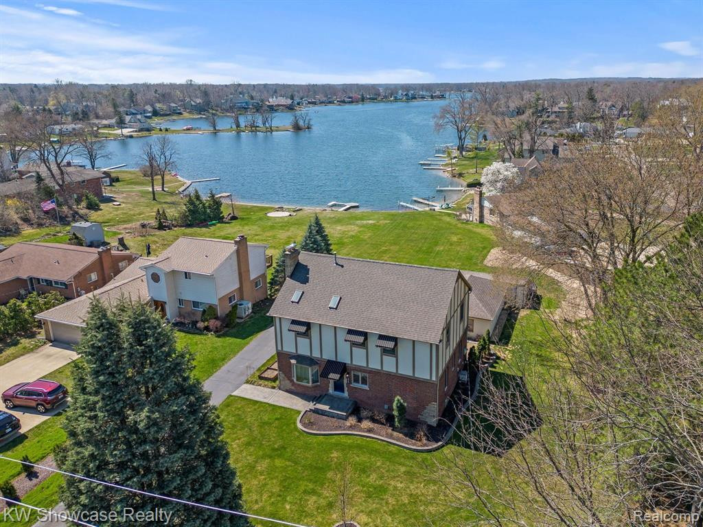 2547 S COMMERCE Road, Wolverine Lake, MI 48390 — Photo 36