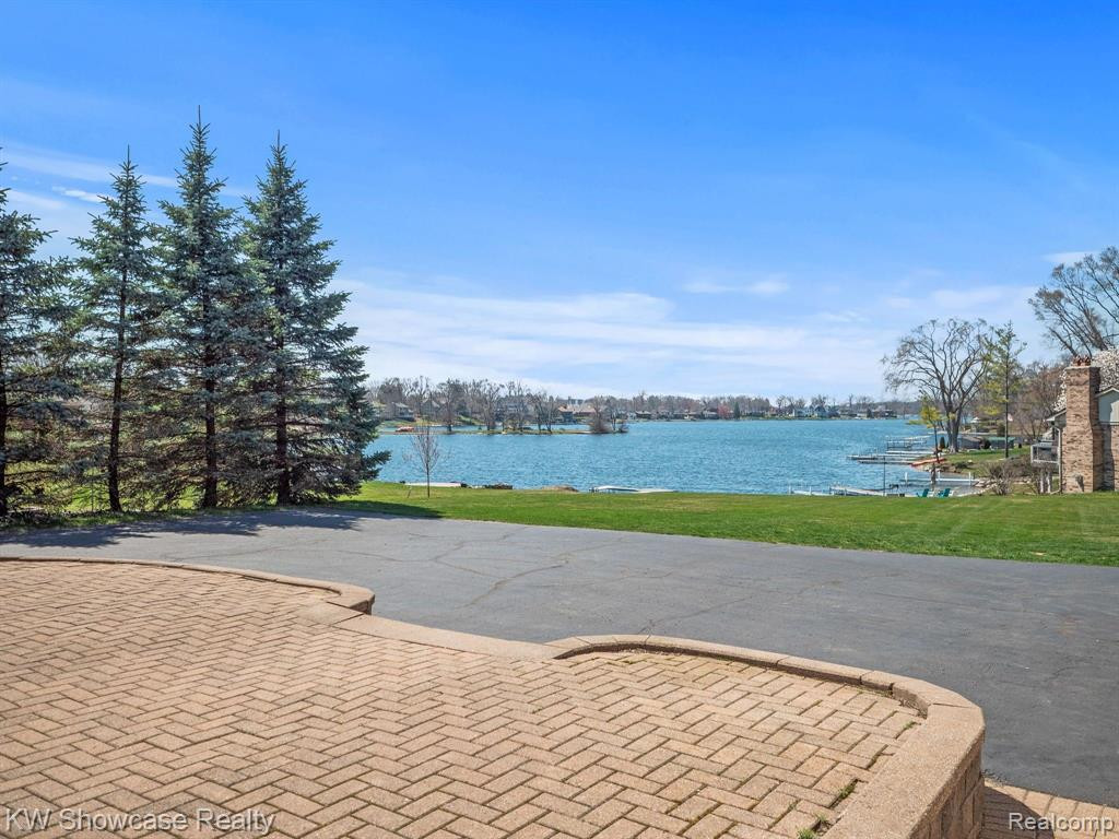 2547 S COMMERCE Road, Wolverine Lake, MI 48390 — Photo 37