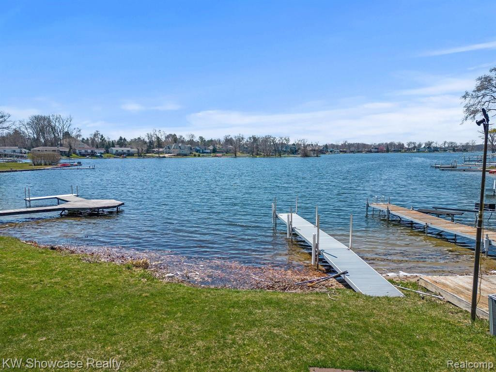 2547 S COMMERCE Road, Wolverine Lake, MI 48390 — Photo 38