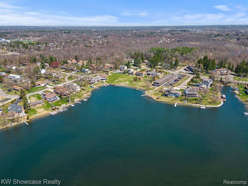 2547 S COMMERCE Road, Wolverine Lake, MI 48390 — Photo 48