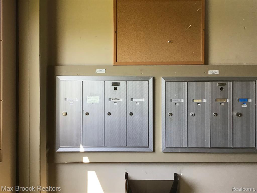 10045 ALLEN POINTE Drive, Allen Park, MI 48101 — Photo 2