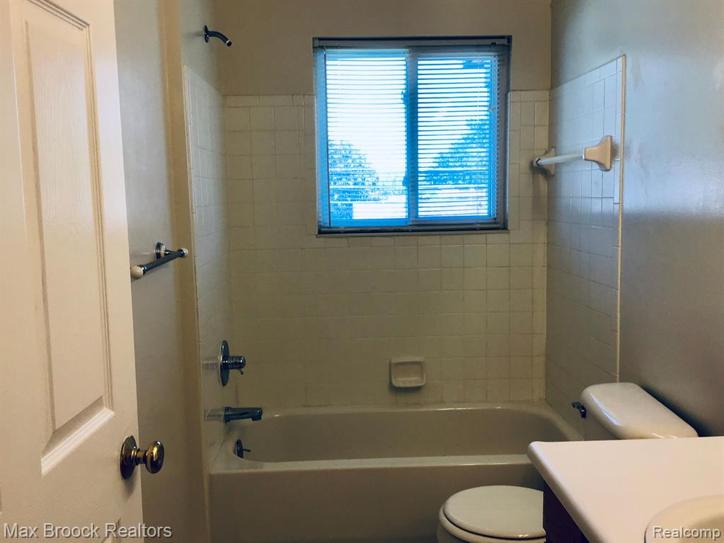 10045 ALLEN POINTE Drive, Allen Park, MI 48101 — Photo 12