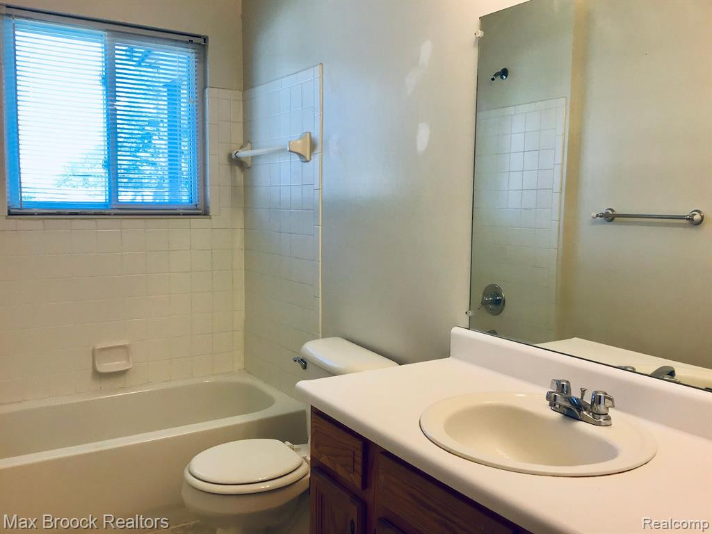 10045 ALLEN POINTE Drive, Allen Park, MI 48101 — Photo 13