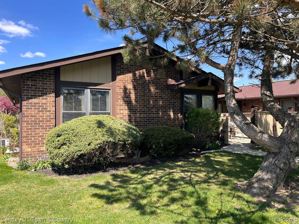 2855 ROUNDTREE Drive, 104L, Troy, MI 48083 — front exterior