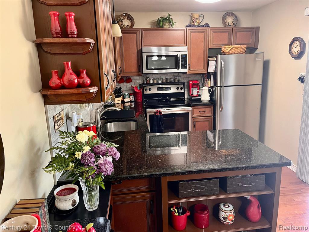 2855 ROUNDTREE Drive, 104L, Troy, MI 48083 — Photo 9