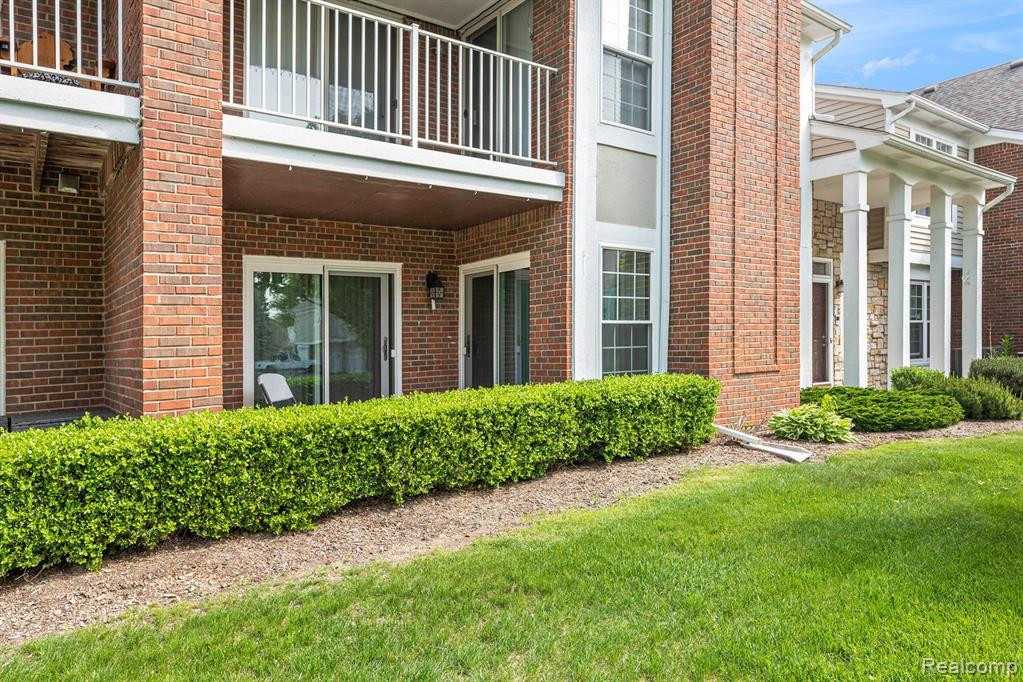 4237 BERKSHIRE Drive, Sterling Heights, MI 48314 — Photo 2