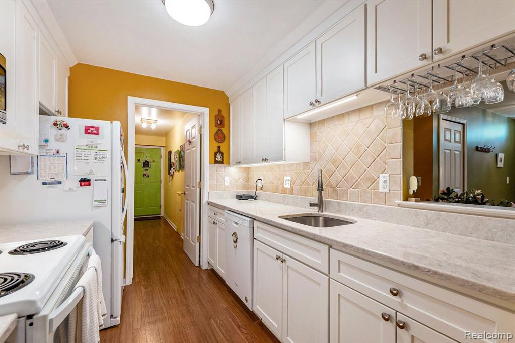 4237 BERKSHIRE Drive, Sterling Heights, MI 48314 — Photo 10