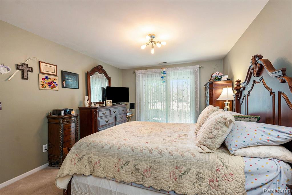 4237 BERKSHIRE Drive, Sterling Heights, MI 48314 — Photo 18