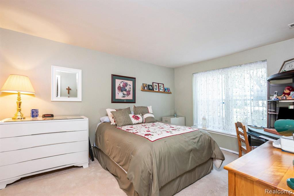 4237 BERKSHIRE Drive, Sterling Heights, MI 48314 — Photo 20