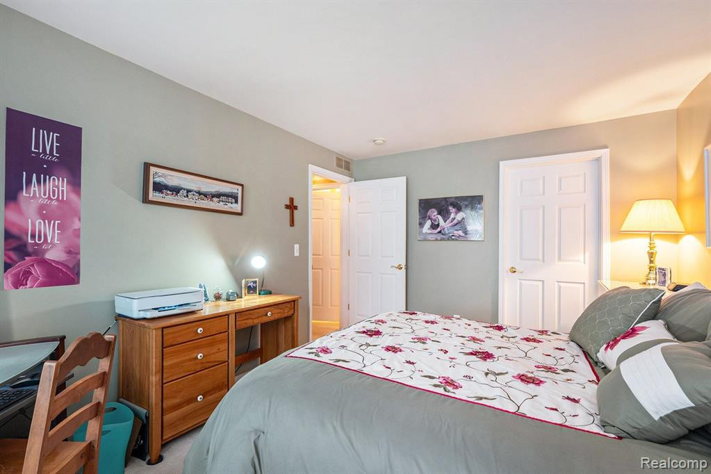 4237 BERKSHIRE Drive, Sterling Heights, MI 48314 — Photo 21