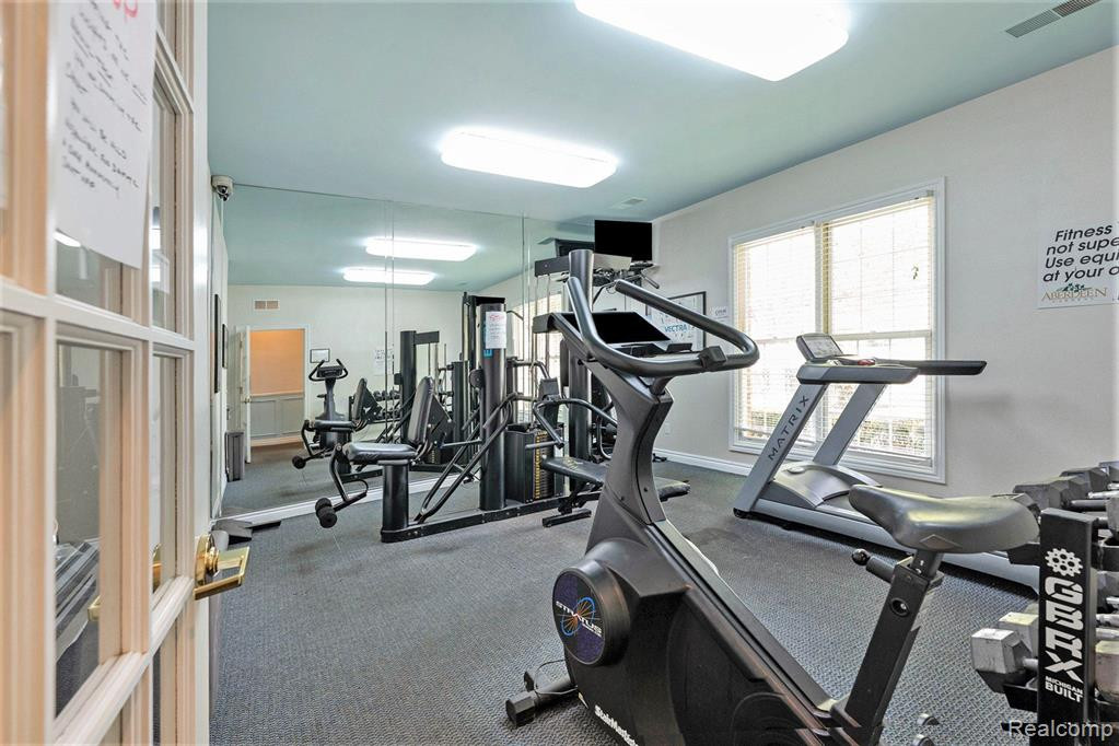 4237 BERKSHIRE Drive, Sterling Heights, MI 48314 — Photo 24