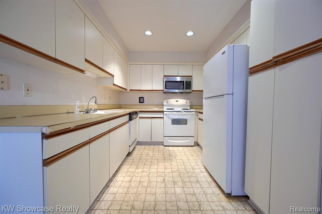1720 S HILL Boulevard, Bloomfield Hills, MI 48304 — Photo 9