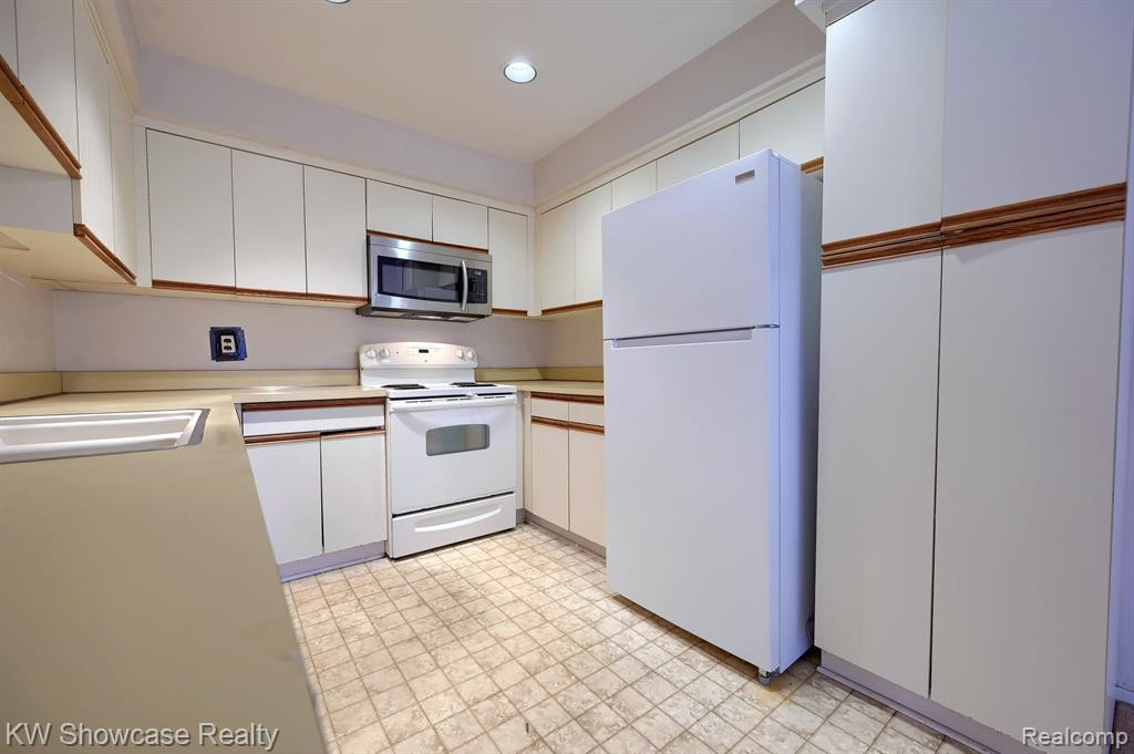 1720 S HILL Boulevard, Bloomfield Hills, MI 48304 — Photo 10