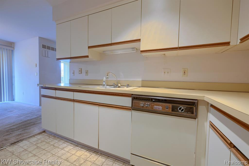 1720 S HILL Boulevard, Bloomfield Hills, MI 48304 — Photo 11