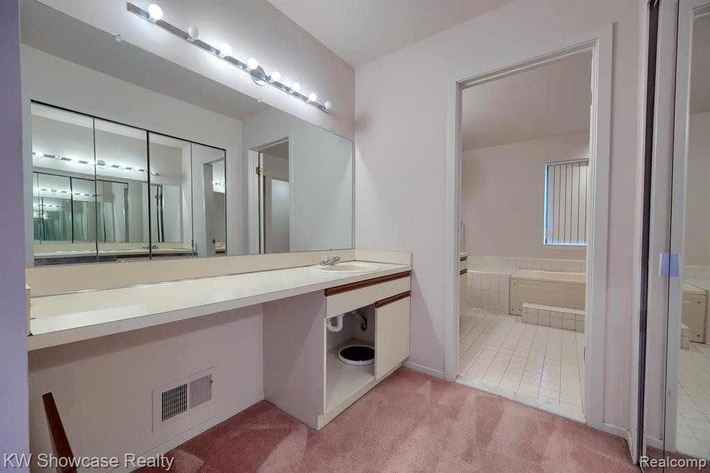 1720 S HILL Boulevard, Bloomfield Hills, MI 48304 — Photo 17