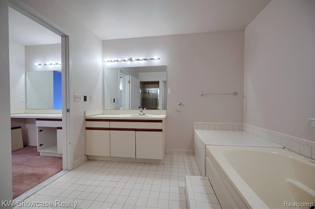 1720 S HILL Boulevard, Bloomfield Hills, MI 48304 — Photo 18