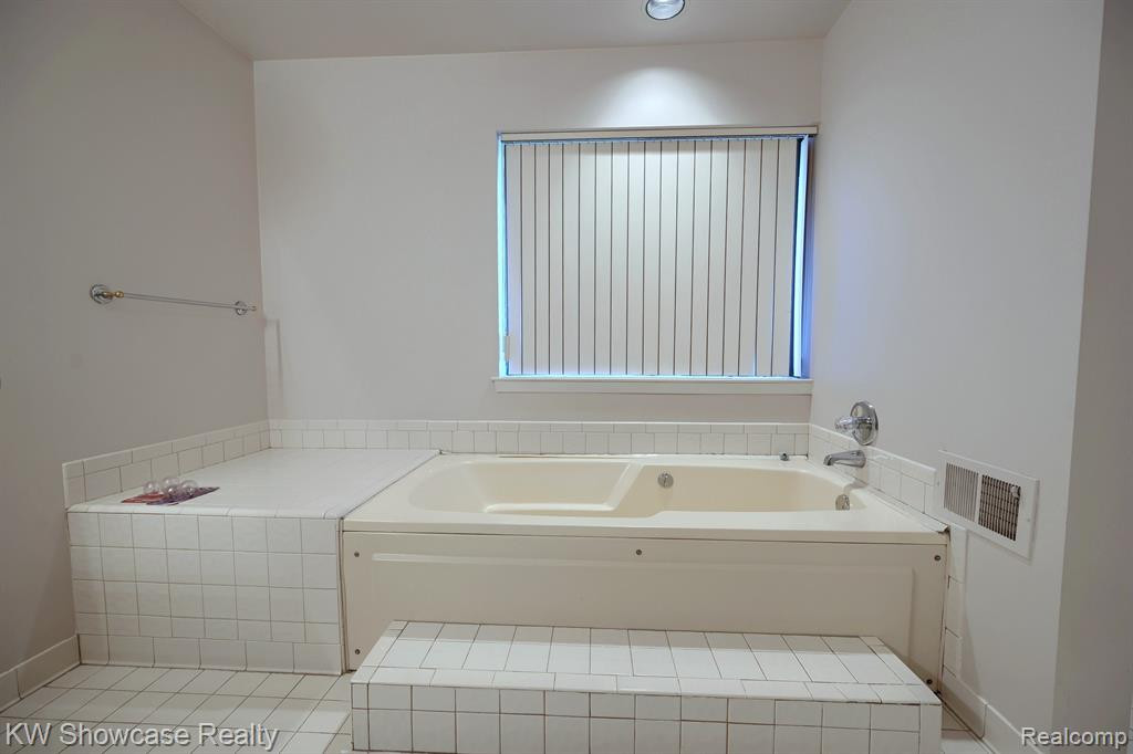 1720 S HILL Boulevard, Bloomfield Hills, MI 48304 — Photo 19