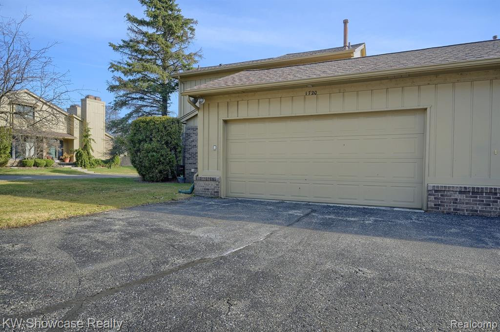 1720 S HILL Boulevard, Bloomfield Hills, MI 48304 — Photo 35