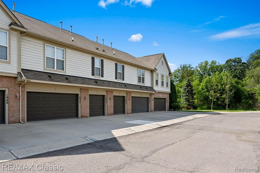 1922 PINECROFT Drive, Canton, MI 48188 — Photo 3