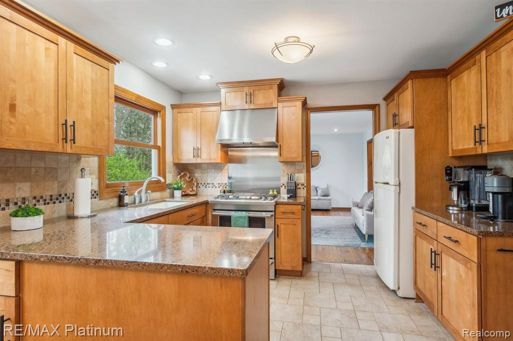7589 MCCLEMENTS Road, Brighton, MI 48114 — Photo 8