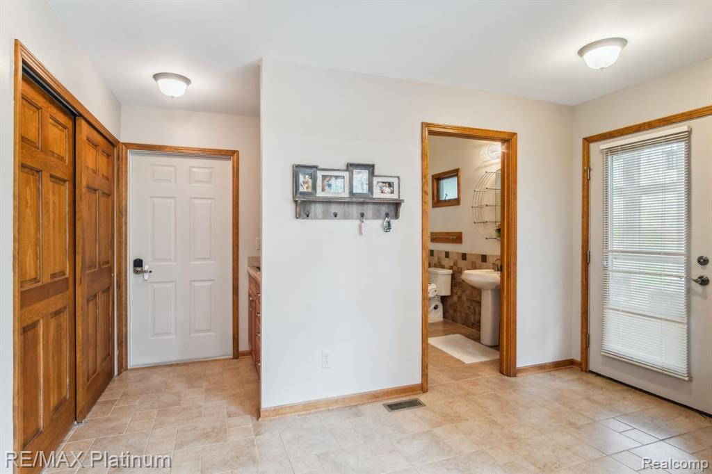 7589 MCCLEMENTS Road, Brighton, MI 48114 — Photo 10