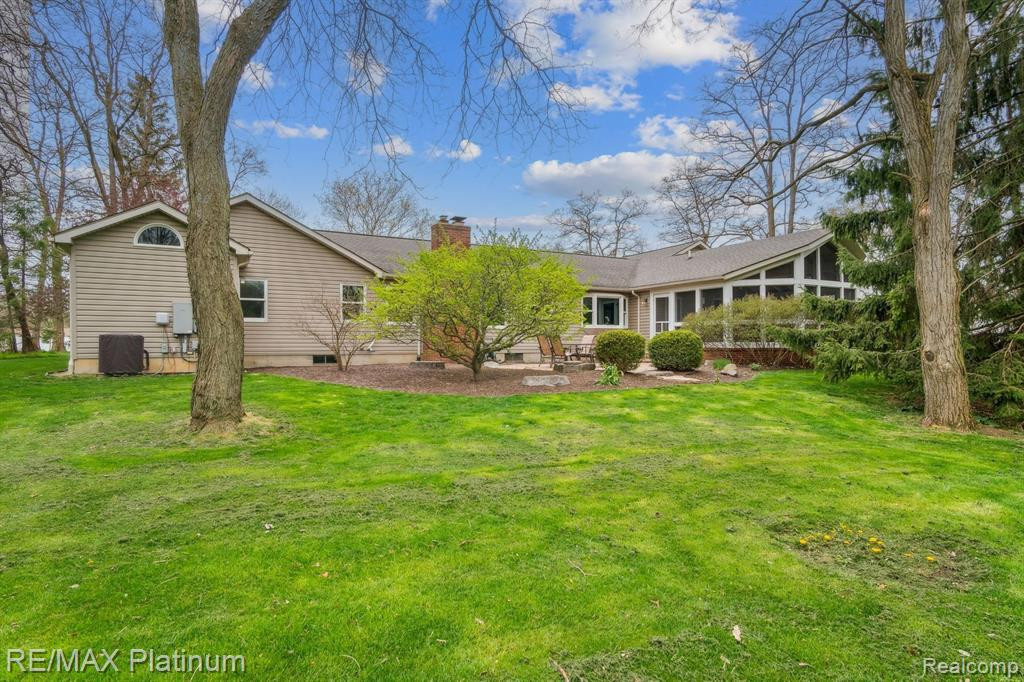 7589 MCCLEMENTS Road, Brighton, MI 48114 — Photo 25