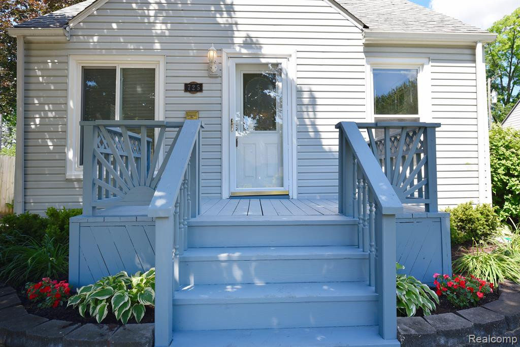 725 FLOWERDALE Street, Ferndale, MI 48220 — Photo 2