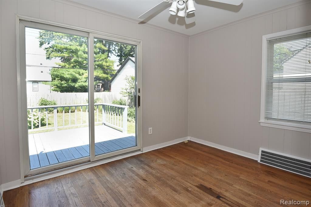 725 FLOWERDALE Street, Ferndale, MI 48220 — Photo 12
