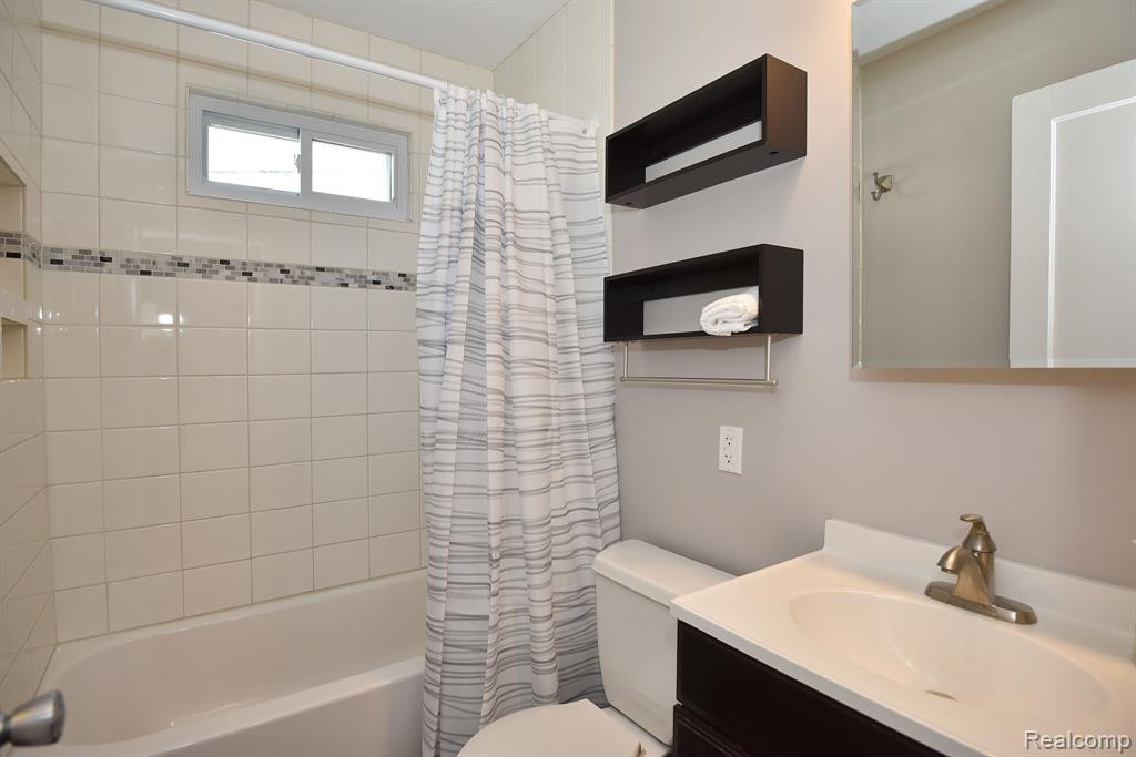 725 FLOWERDALE Street, Ferndale, MI 48220 — Photo 16