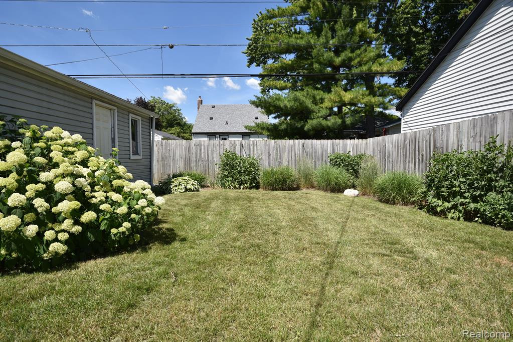 725 FLOWERDALE Street, Ferndale, MI 48220 — Photo 28