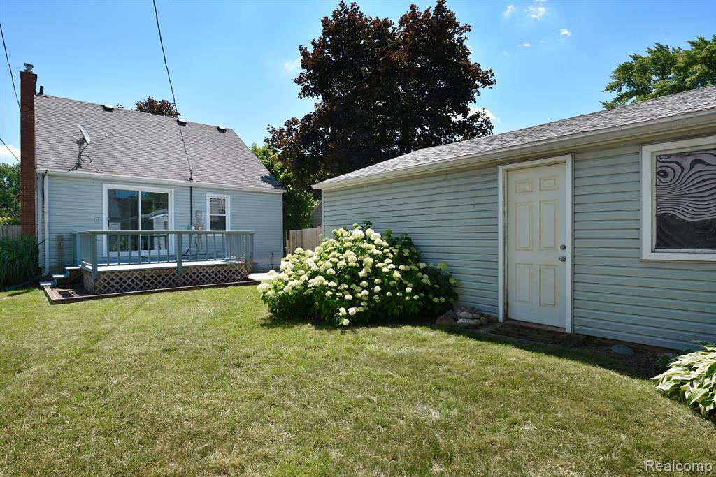 725 FLOWERDALE Street, Ferndale, MI 48220 — Photo 30