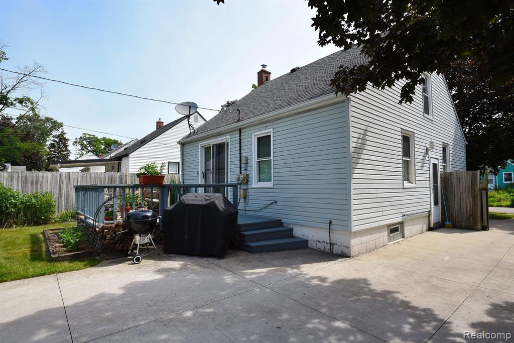 725 FLOWERDALE Street, Ferndale, MI 48220 — Photo 31