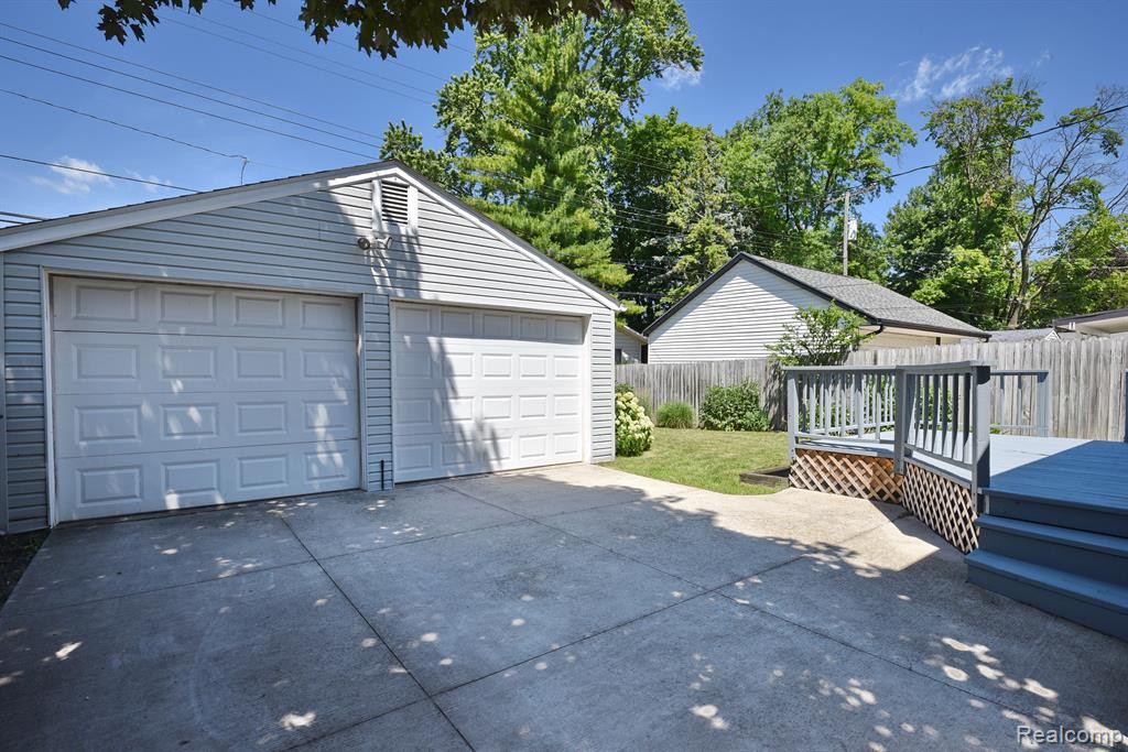 725 FLOWERDALE Street, Ferndale, MI 48220 — Photo 32