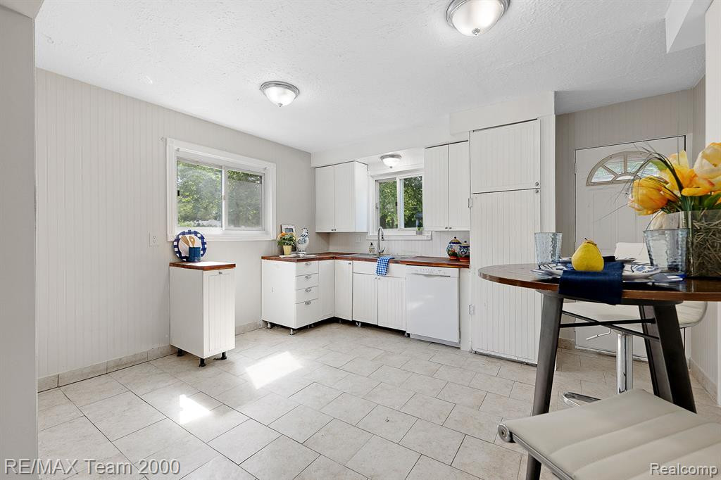 4696 ROOSEVELT Boulevard, Dearborn Heights, MI 48125 — Photo 9