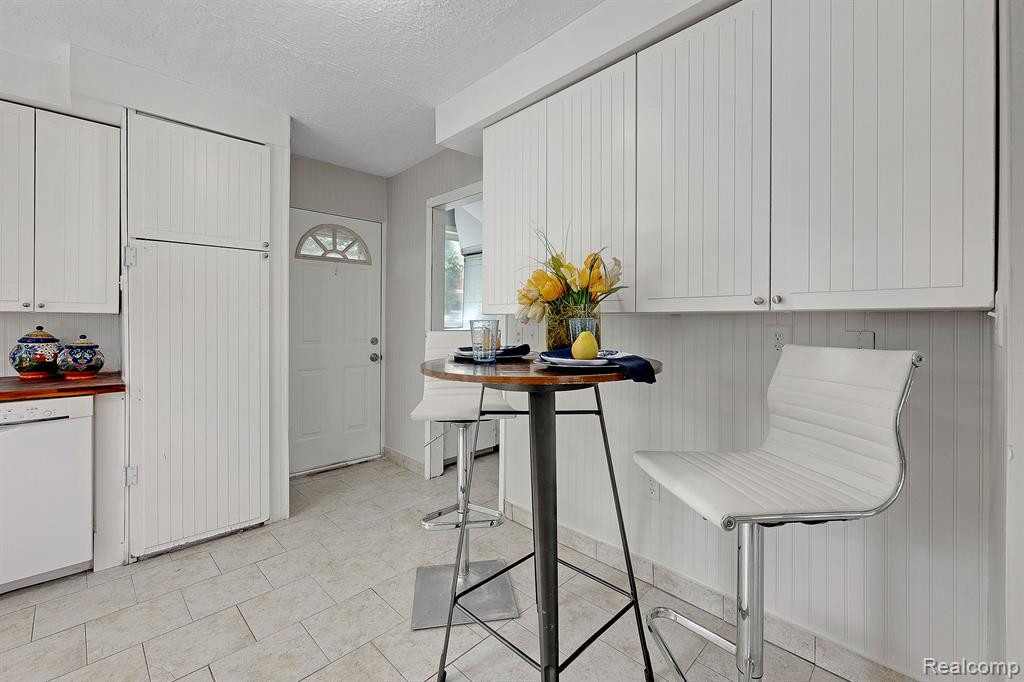 4696 ROOSEVELT Boulevard, Dearborn Heights, MI 48125 — Photo 10