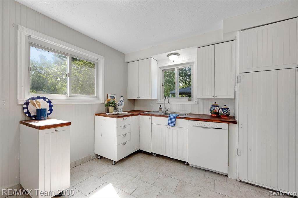 4696 ROOSEVELT Boulevard, Dearborn Heights, MI 48125 — Photo 11