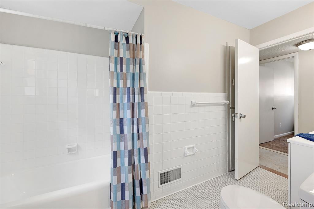 4696 ROOSEVELT Boulevard, Dearborn Heights, MI 48125 — Photo 15