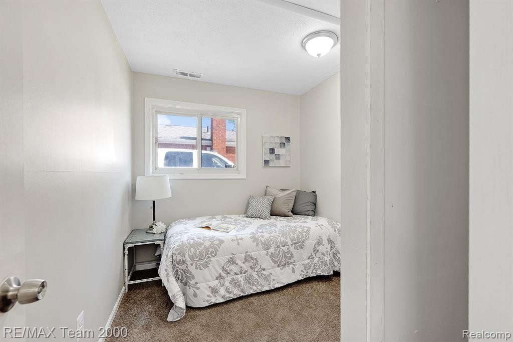 4696 ROOSEVELT Boulevard, Dearborn Heights, MI 48125 — Photo 16