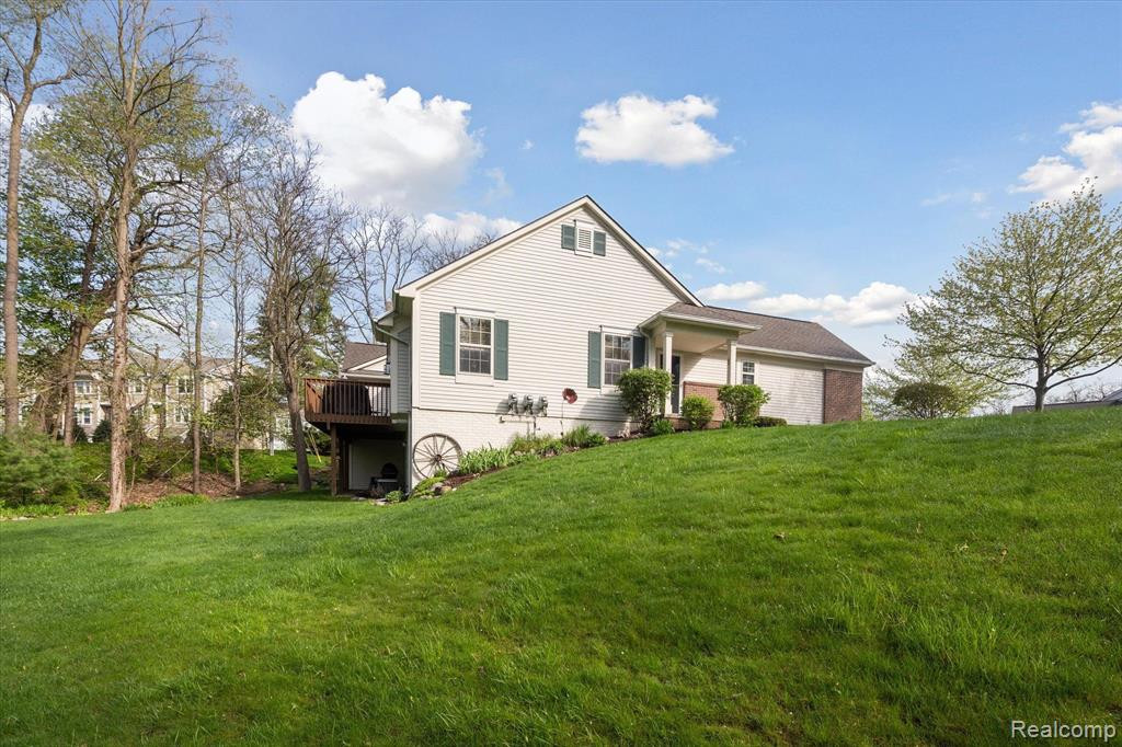 124 PONDVIEW Court, Brighton, MI 48116 — Photo 2