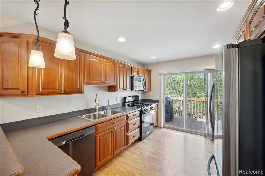124 PONDVIEW Court, Brighton, MI 48116 — Photo 8