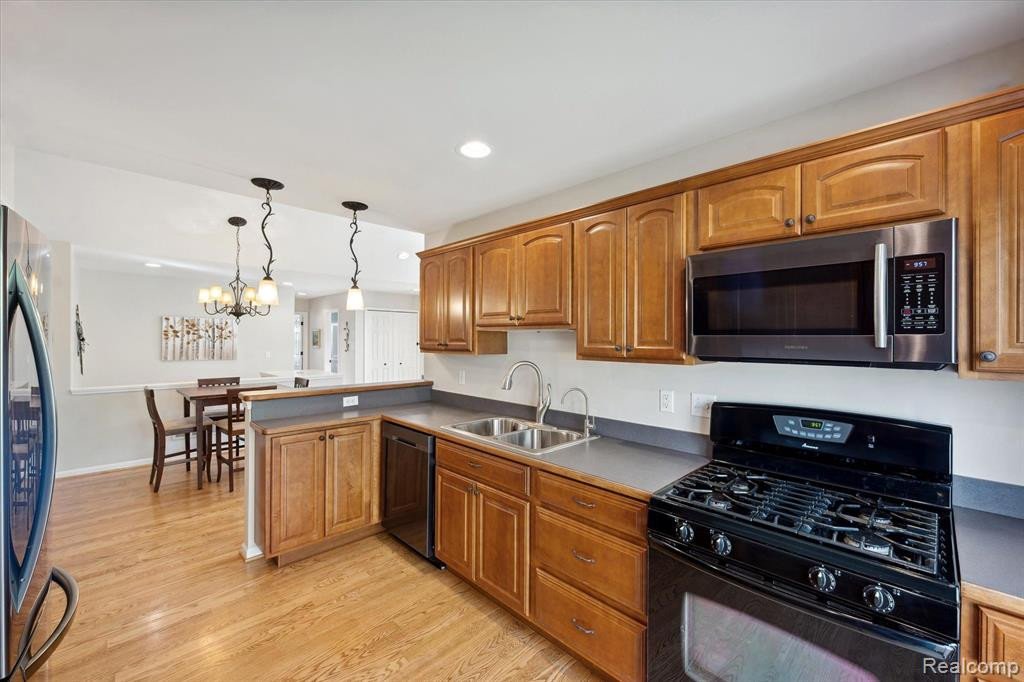 124 PONDVIEW Court, Brighton, MI 48116 — Photo 10